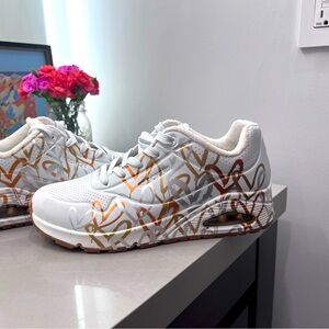 Skechers Woman’s Sneakers Metallic Hearts 8 1/2 White gold and silver hearts